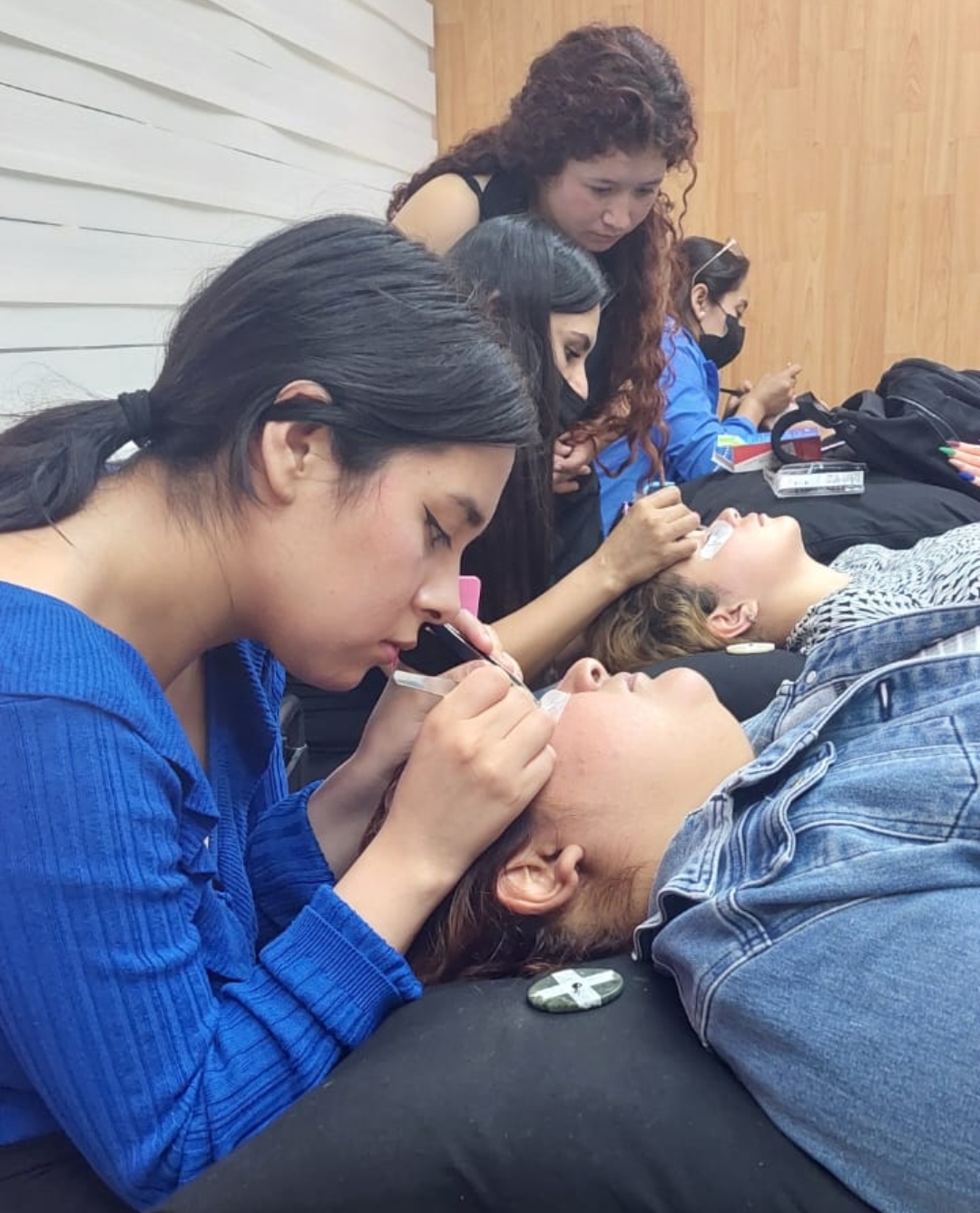 Alumnas practicando pestañas ICABEH